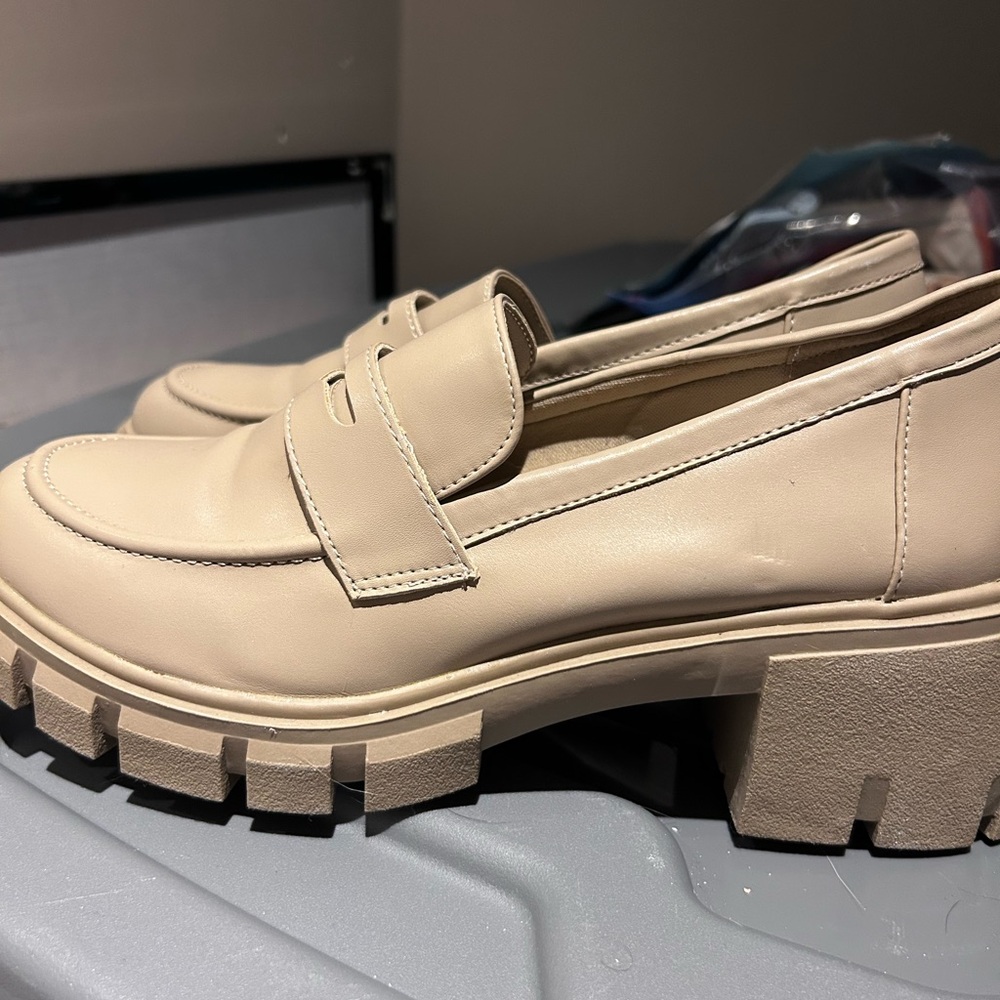CUSHIONAIRE Women's Pierce Slip on Loafer +Memory Foam, model sample 8.5